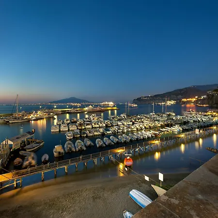 Marina Piccola 73 Hotel 4*