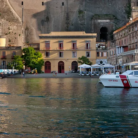 Marina Piccola 73 Hotel 4*